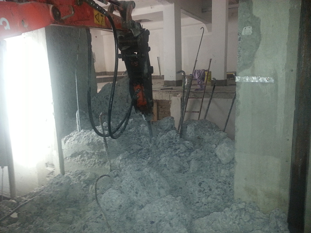 Demolizione muro cemento armato