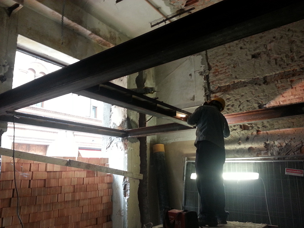 Saldatura opera rinforzi carpenteria metallica